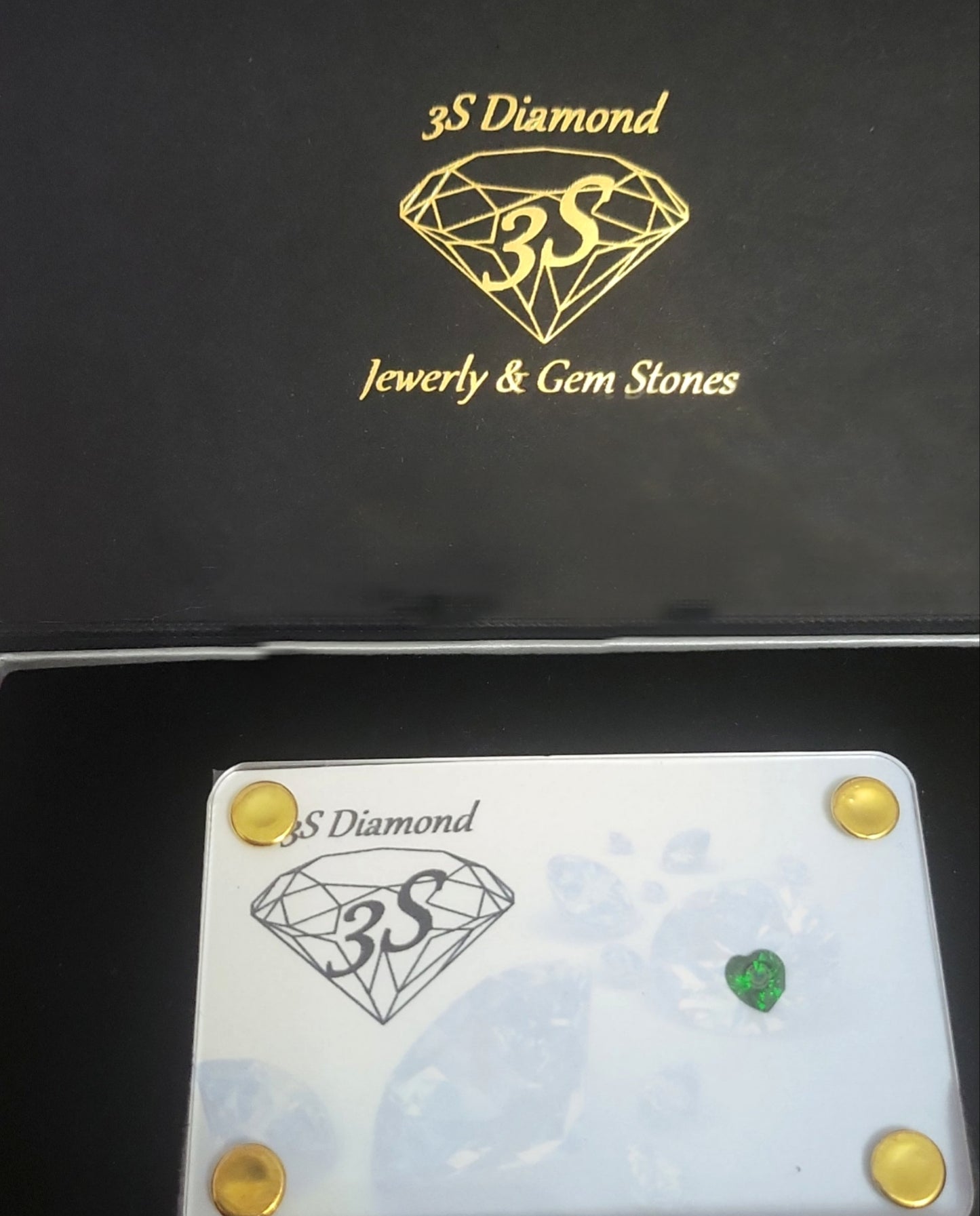 Esmeralda natural talla corazón 2,08 ct verde transparente