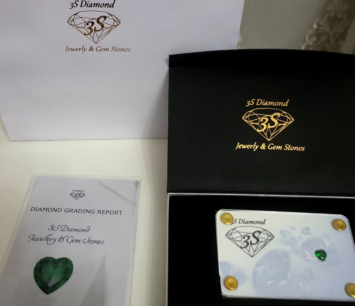 Esmeralda natural talla corazón 2,08 ct verde transparente