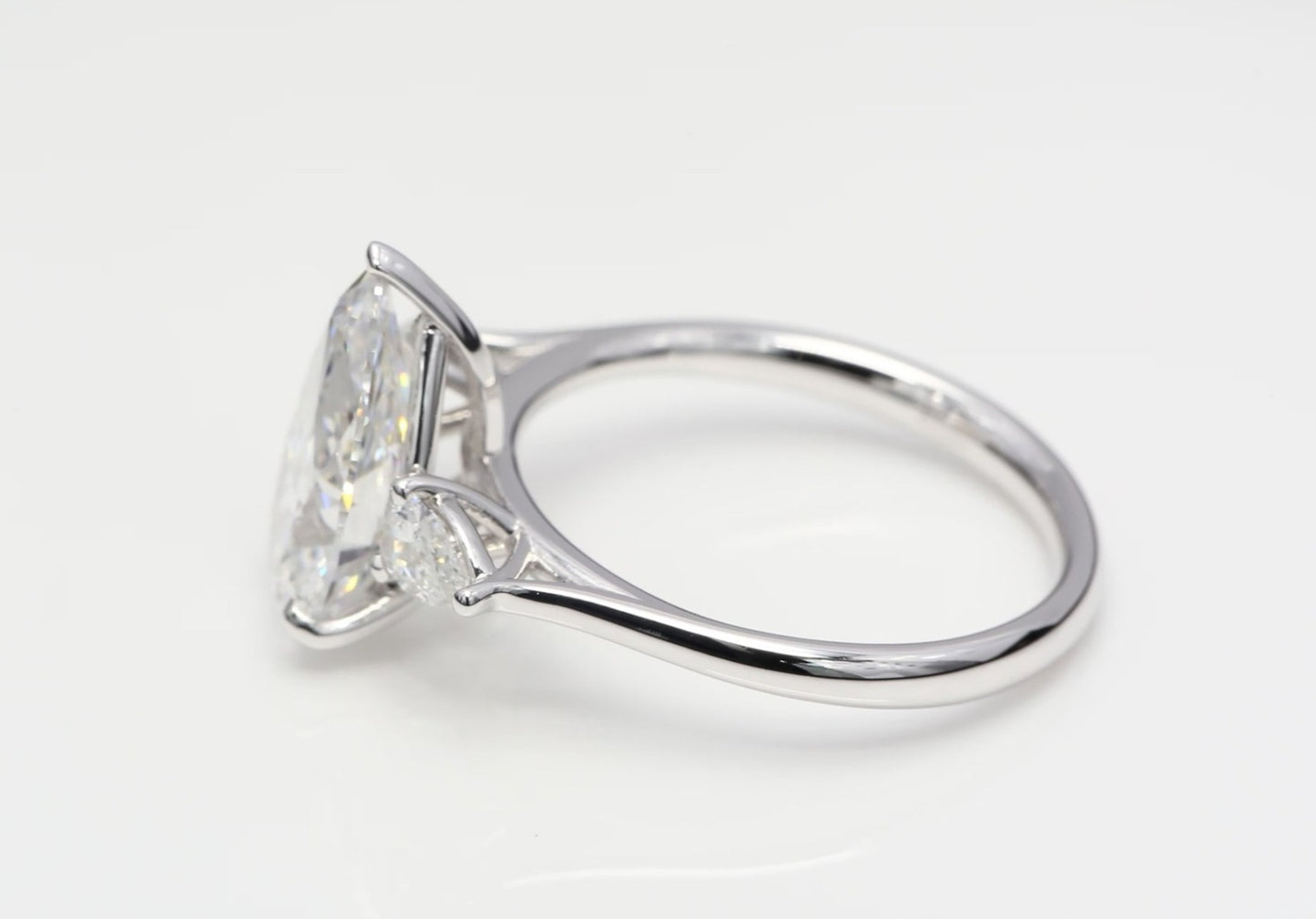 Anello trilogy in oro bianco e diamanti naturali taglio pera 3.10ct