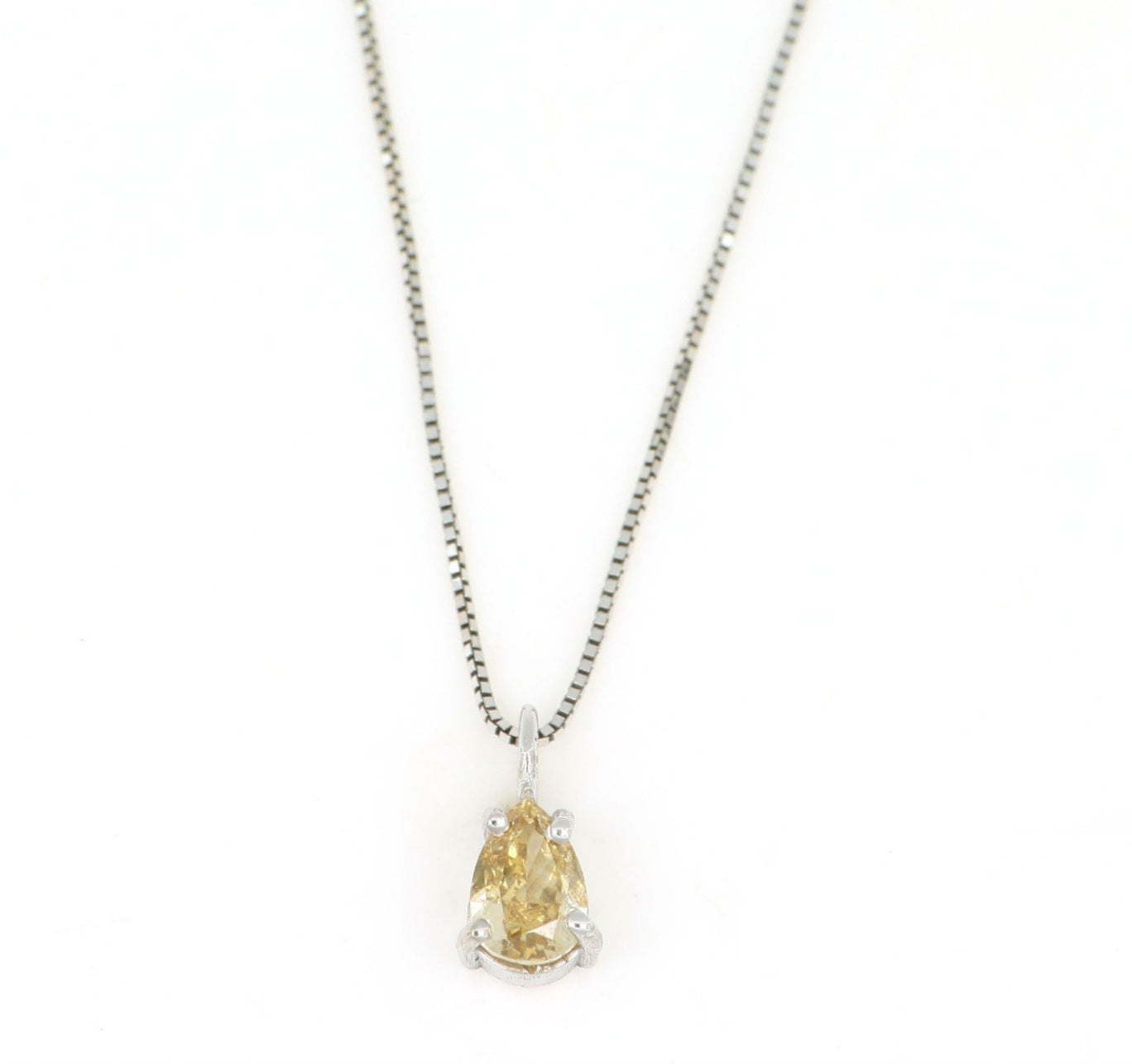 Ciondolo punto luce con diamante naturale taglio pera certificato GIA 0.67 ct