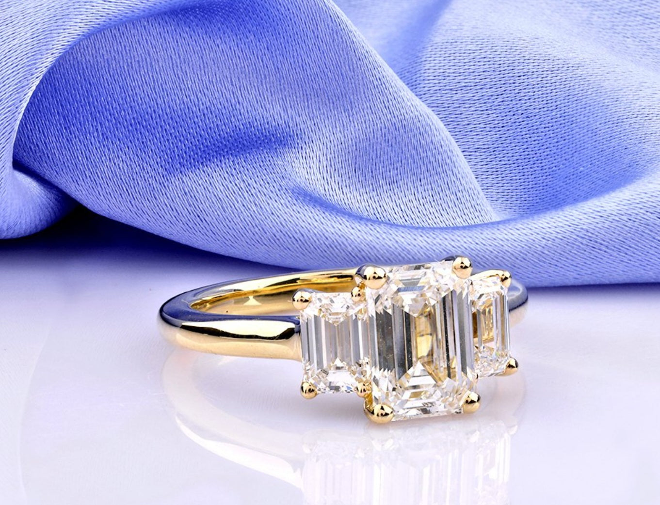 Anello trilogy in oro giallo 18k e diamanti naturali taglio smeraldo 3.03ct