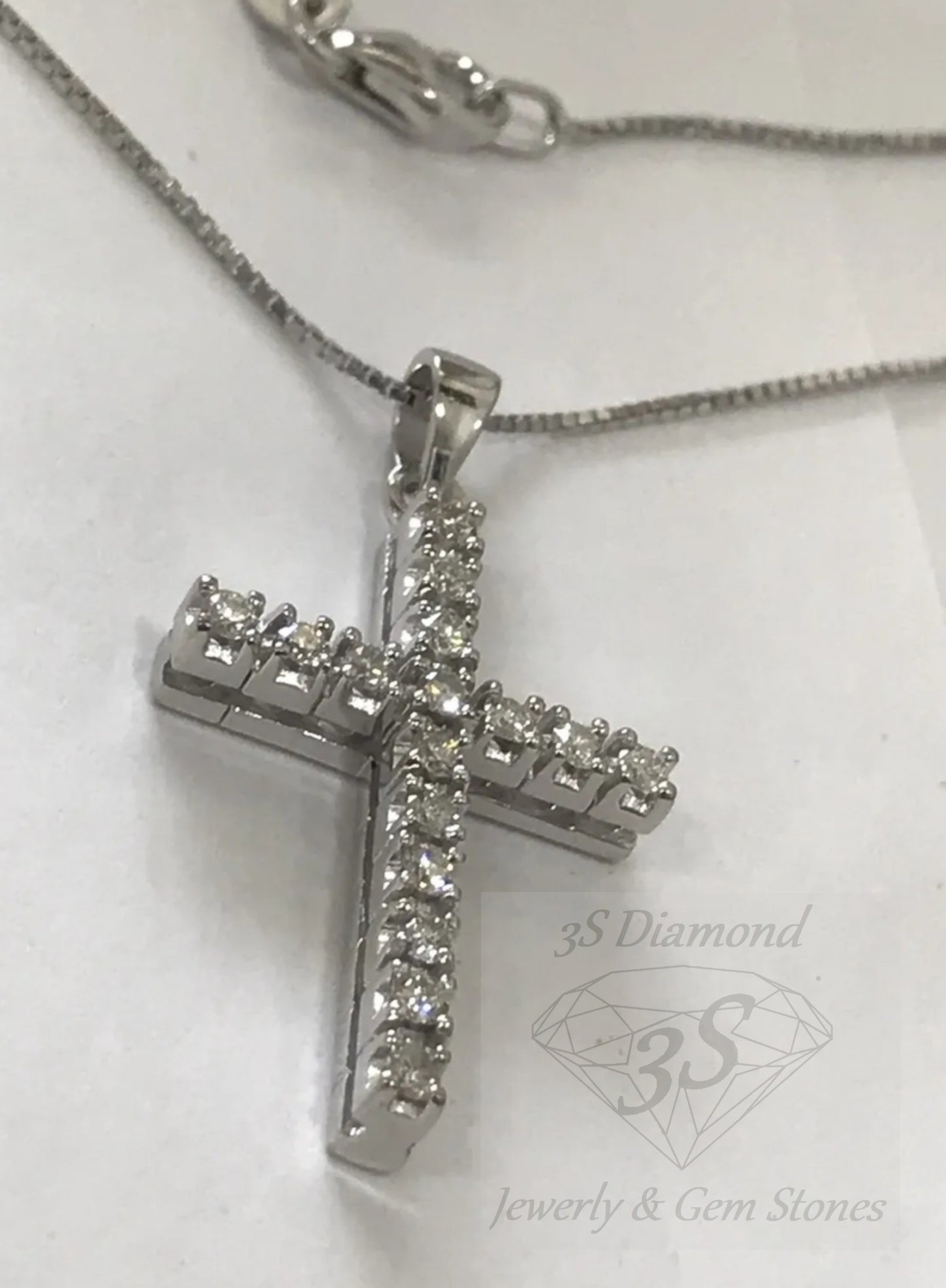ciondolo croce in oro bianco 18k e 11 diamanti naturali 0,35 ct