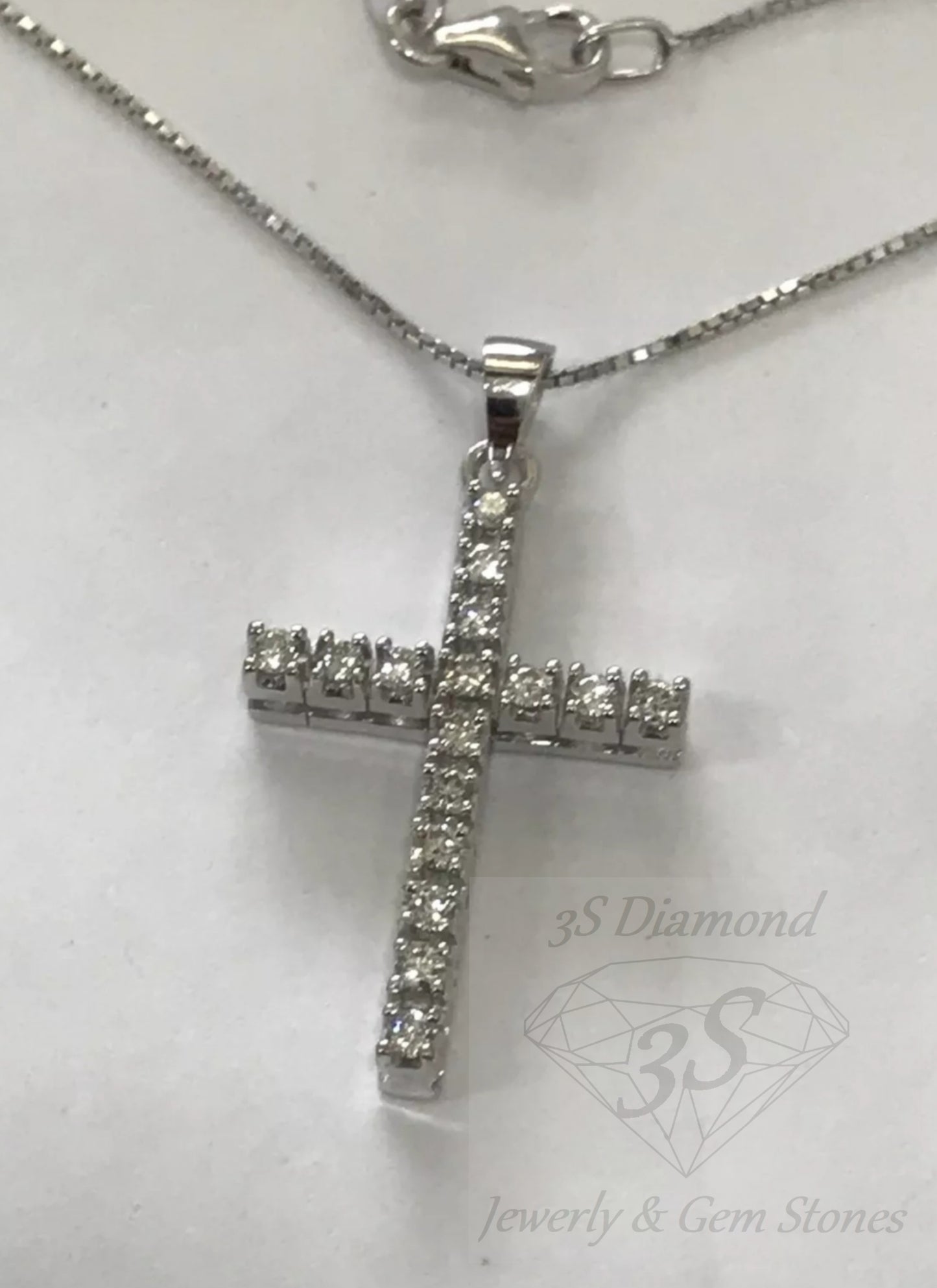 ciondolo croce in oro bianco 18k e 11 diamanti naturali 0,35 ct